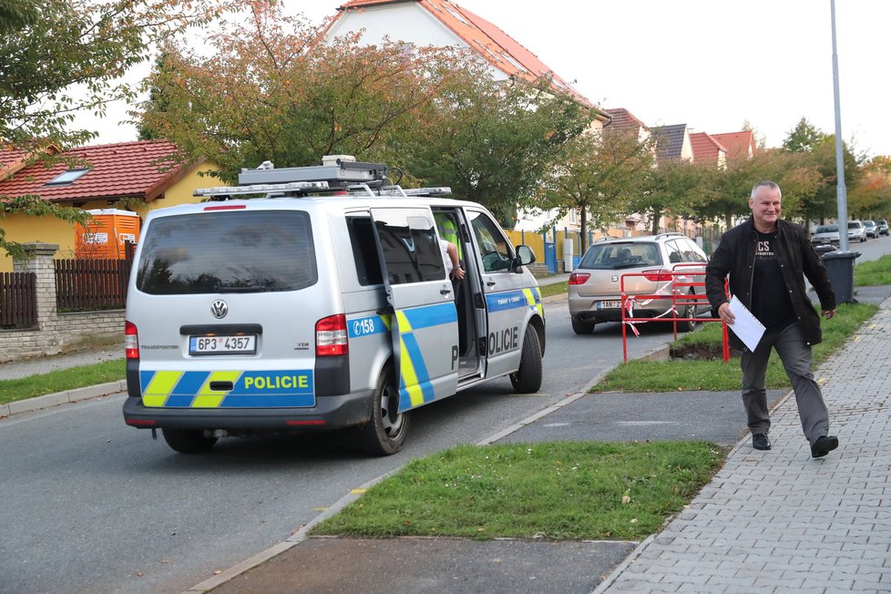 Kajínka po nehodě do Plzně přivezli policisté.