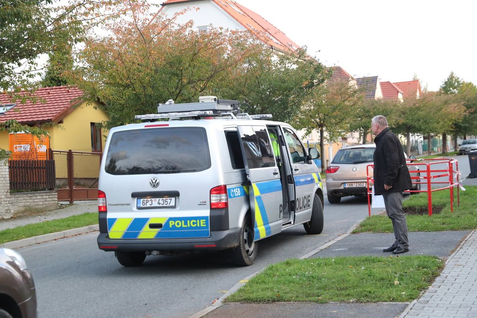 Jiřího Kajínka po nehodě do Plzně odvezli policisté.