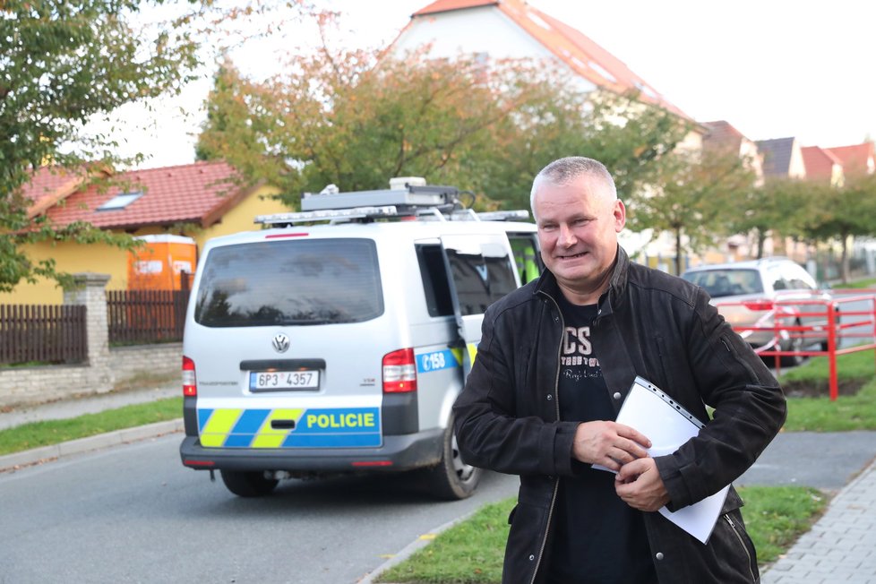 Jiřího Kajínka po nehodě do Plzně odvezli policisté.