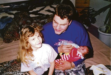 Štefan Janda se svými dcerami, starší Andreou a mladší Anetkou. Dnes už jsou z nich dospělé ženy.