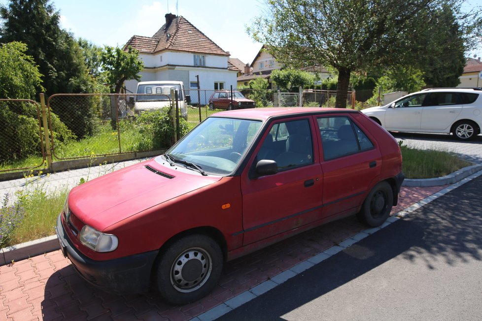 Vůz mrtvého muže podle tvrzení jeho bývalé manželky policie neprohlédla, ani nevzala otisky prstů z volantu. Proč?