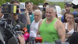 Jiří Kajínek je na svobodě: Před branami ho čekal jásot a potlesk
