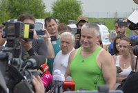 Jiří Kajínek je na svobodě: Před branami ho čekal jásot a potlesk