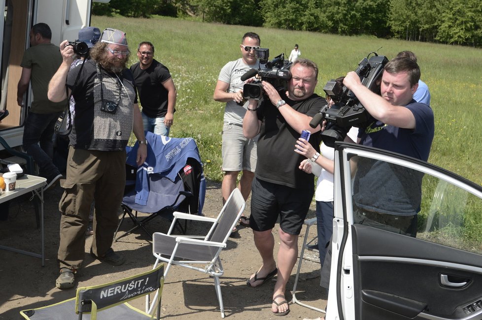 Novináři a Kajínkovi fanoušci čekající před věznicí se v úterý konečně dočkali