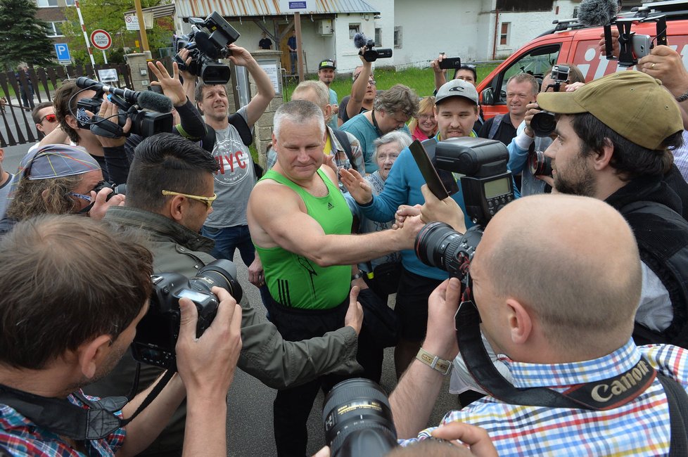 Jiří Kajínek se rázem ocitl v obležení novinářů a fanoušků.