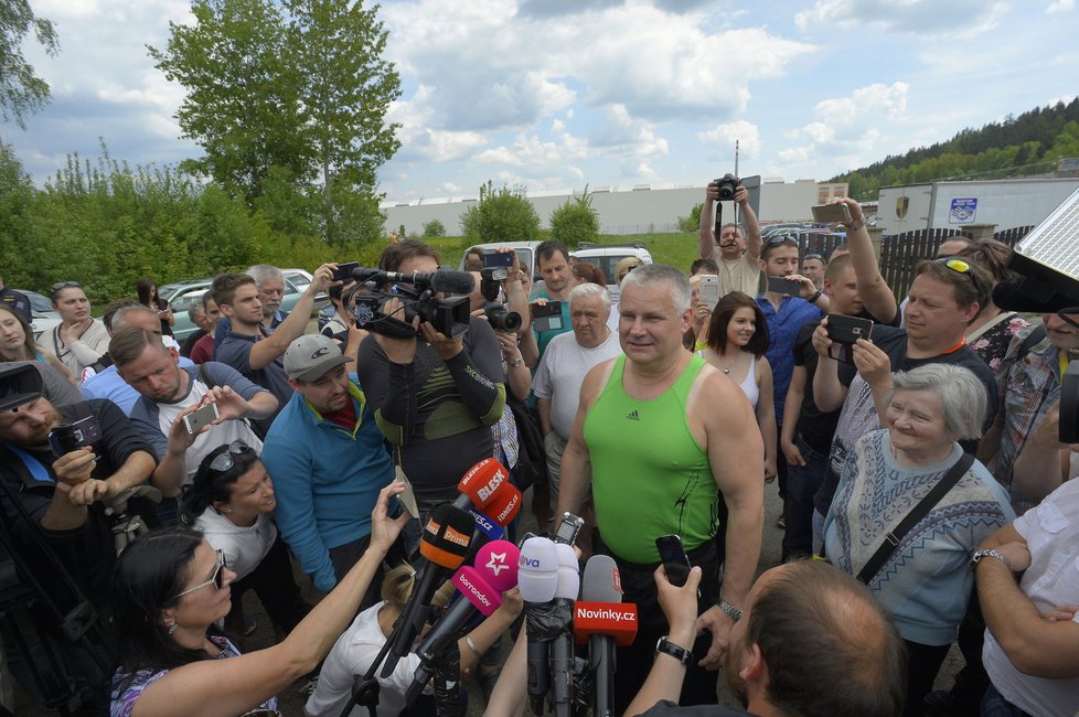 Jiří Kajínek se rázem ocitl v obležení novinářů a fanoušků.