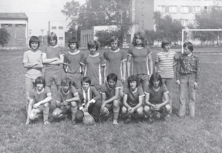 Fotbalový tým v Třemošnici, kde na stejném hřišti začínal známý fotbalista a trenér reprezentace Karel Jarolím.