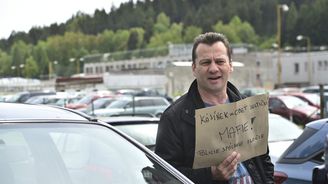 Bývalý vězeň přinesl Kajínkovi tisícovku na oběd a jízdenku domů