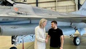 Kajsa Ollongrenová předvedla Volodymyru Zelenskému F-16 (20. 8. 2023).