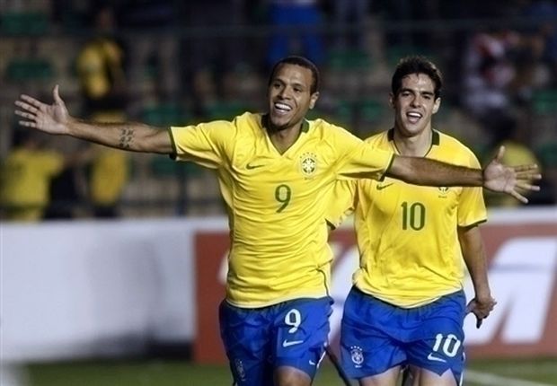 Káka a Luis Fabiano se radují z gólu v síti Portugalska Káka a Luis Fabiano se radují z gólu v síti Portugalska