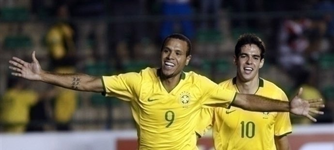 Káka a Luis Fabiano se radují z gólu v síti Portugalska