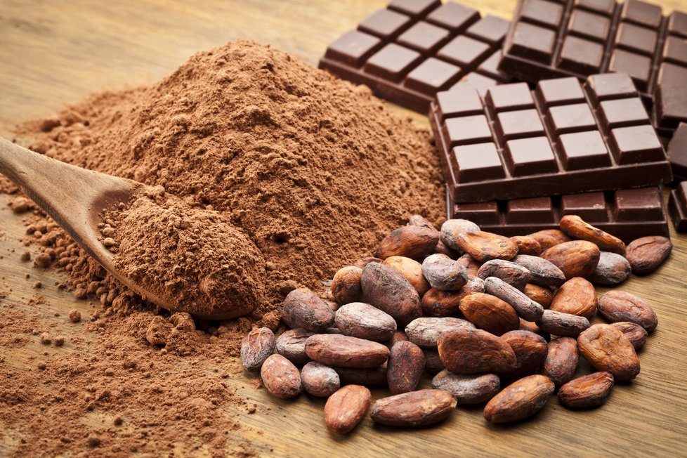 Poptávka po čokoládě celosvětové roste, produkce kakaových bobů se ale potýká s problémy.