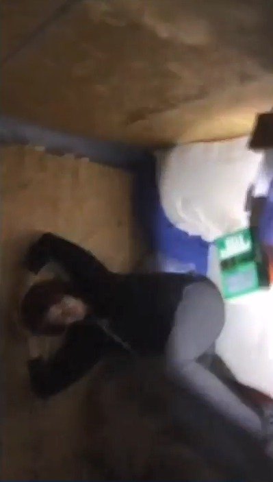 Záběry z momentu, kdy policie objevila a po dlouhých dvou měsících osvobodila unesenou Kalu Brown.