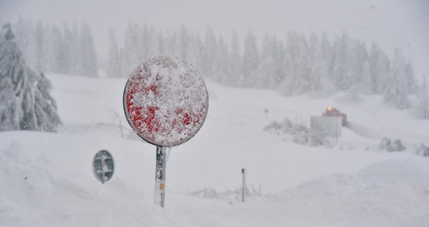 Krušné hory čekají orkán, uzavírají se silnice. Do Božího Daru autem nejezděte