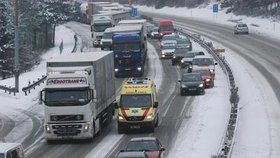 Sníh loni zaskočil Ťoka. Silničáři jsou letos připraveni lépe, věří ministr Kremlík