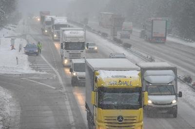 Komplikace na D1 se tuto zimu objevily opakovaně. Řidiči si postáli dlouhé hodiny