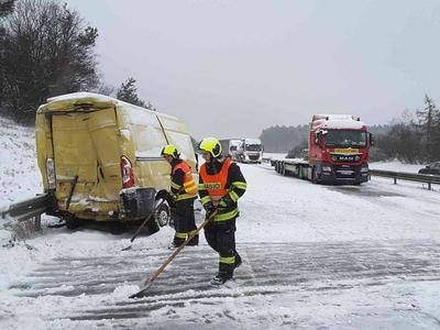 Situace na D1: Silničáře zaskočil kalamitní sníh