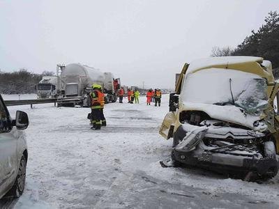 Situace na D1: Silničáře zaskočil kalamitní sníh