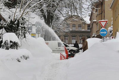 Jablonec hlásí kalamitu. Napadlo půl metru sněhu.