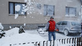 Se sněhem v Petrovicích na Vysočině zápasí snad každý