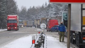 Výpadovka z Jihlavy na Havlíčkův Brod ve středu zkolabovala pod náporem kamionů