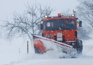 Sníh může i pořádně zkomplikovat dopravu.