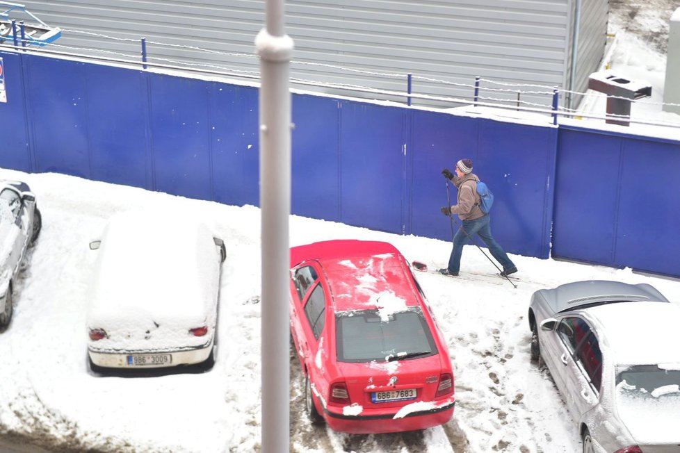 Někteří Brňané bojují se sněhovou nadílkou v  ulicích po svém. Třeba na lyžích.