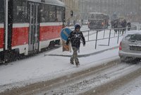 Brno zasypal sníh. MHD nevyjede do kopců, na letišti nepřistál pilot letadla z Mnichova