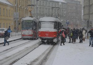 Tramvaje a trolejbusy v Brně zimu nezvládají, mají velkou poruchovost.