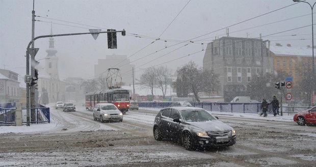 Brno zasypal v úterý 31. ledna 2017 sníh. Auta se jen stěží prodírala křižovatkou na Poříčí.