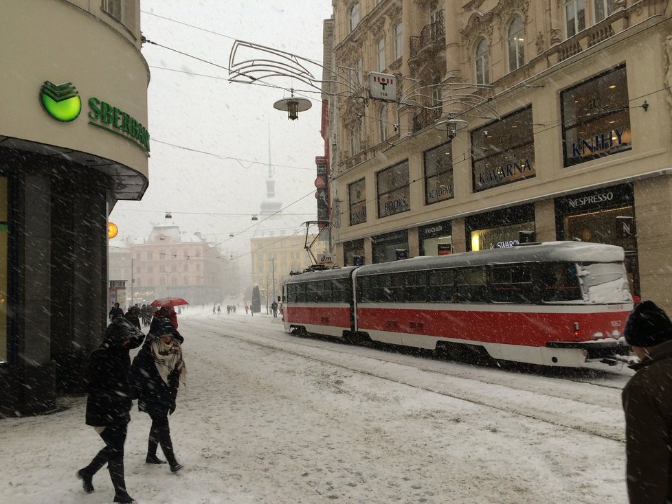 Linky MHD nabírají kvůli sněhu v centru města zpoždění