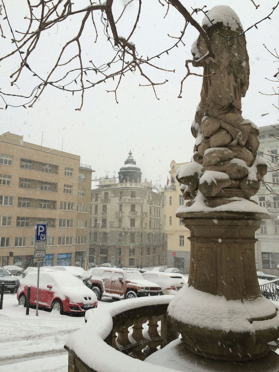 Dominikánské náměstí pod přívalem úterní  sněhové nabídlky