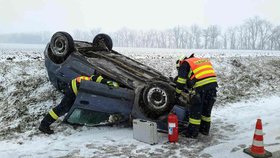 Řadu motoristů na jižní Moravě přivedl ve středu čerstvý sníh do nesnází.