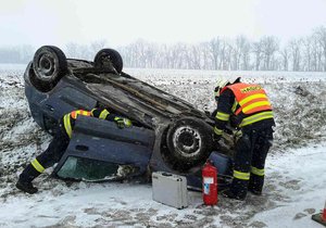 Řadu motoristů na jižní Moravě přivedl ve středu čerstvý sníh do nesnází.