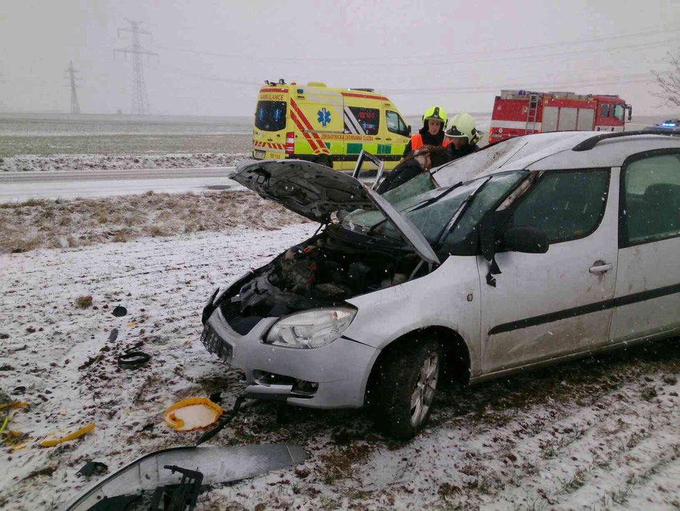 Řadu motoristů na jižní Moravě přivedl ve středu čerstvý sníh do nesnází