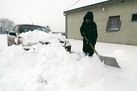 Najít auto pod haldou sněhu dalo o víkendu práci