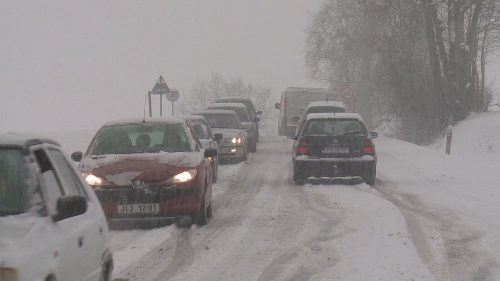 Sníh může i pořádně zkomplikovat dopravu.