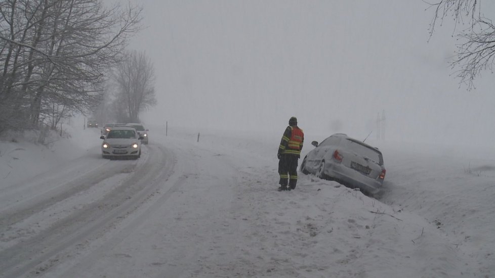 Sníh může i pořádně zkomplikovat dopravu.