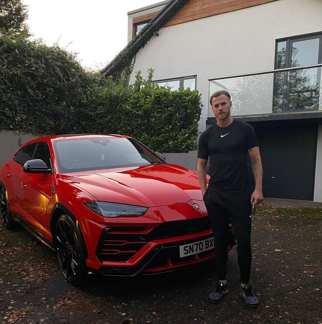 Český fotbalista Tomáš Kalas se svým luxusním Lamborghini