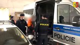 Cizinci chtěli koupit kalašnikov bez průkazu! Prodavači nabídli úplatek, hrozí jim pět let