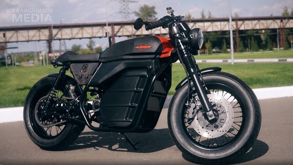 Kalašnikov představil koncept dalšího elektrického motocyklu, tentokrát sází na styl