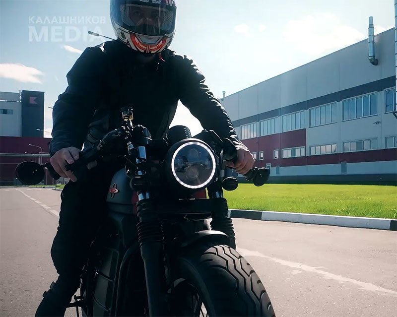 Kalašnikov představil koncept dalšího elektrického motocyklu, tentokrát sází na styl