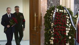 Ruský preziden přichází do obřadní síně 