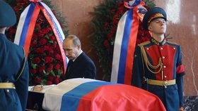 Putin vzdal Kalašnikovovi hold nad jeho otevřenou rakví