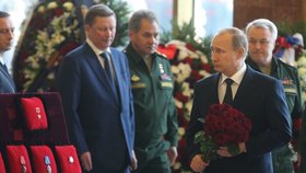 Putin přinesl k rakvi rudé růže