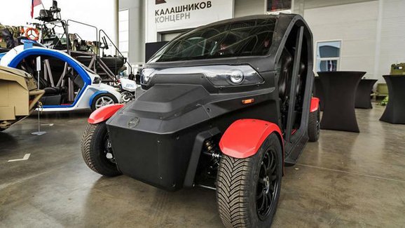 Kalašnikov představuje další auto. Kompaktní elektromobil UV-4 je takové ruské Twizy