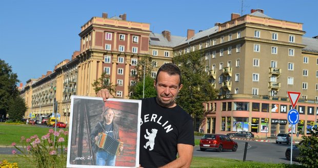 Fotograf Boris Renner na Hlavní třídě v Ostravě-Porubě, kde vznikl jeden list jeho kalendáře.