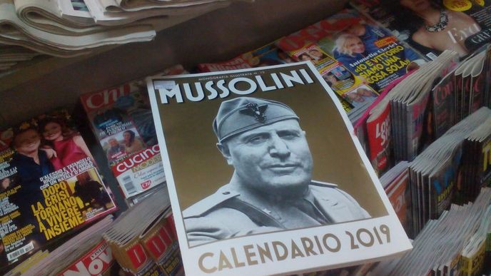 Je libo kalendář s Mussolinim? Poptávka po fašistických suvenýrech v Itálii závratně roste