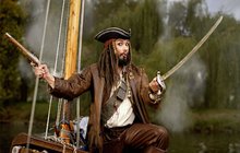 Který český herec nahradil Johnnyho Deppa v roli Jacka Sparrowa?