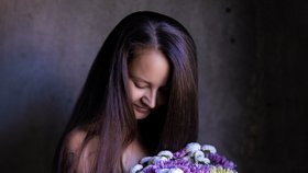 Andrea ve 32 letech onemocněla rakovinou prsu. Později jí zjistili genetickou mutaci BRCA1, proto se preventivě rozhodla pro odstranění obou prsů a později i vaječníků.